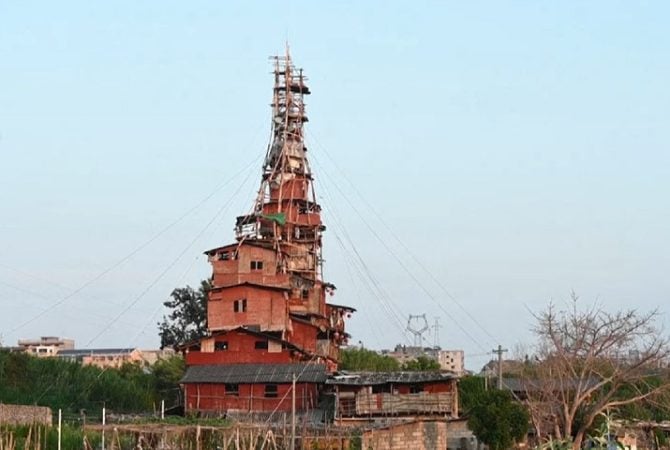 Torre construída por chinês é comparada a filme e vira atração turística