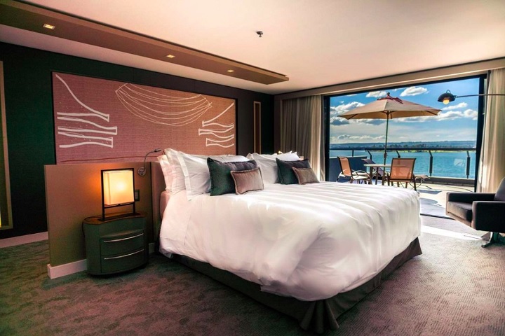 A suíte presidencial do Royal Tulip é avaliada em cerca de R$ 10 mil por noite e conta com ambientes espaçosos, decoração elegante, vista privilegiada para o lago e atendimento exclusivo.-Divulgação/Royal Tulip Alvorada