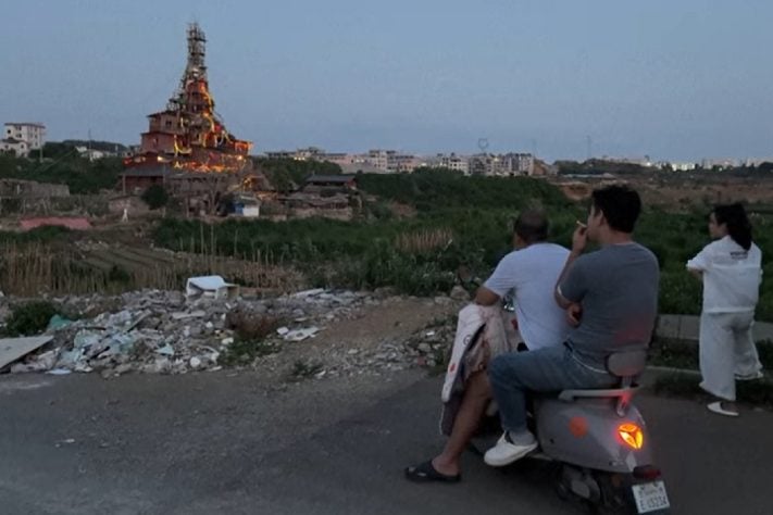Chinês constrói 'torre estranha' que é comparada à filme e vira atração turística