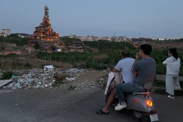 "É magnífico. Se não há nenhum problema de segurança, poderia se tornar um lugar icônico da região", disse um turista.