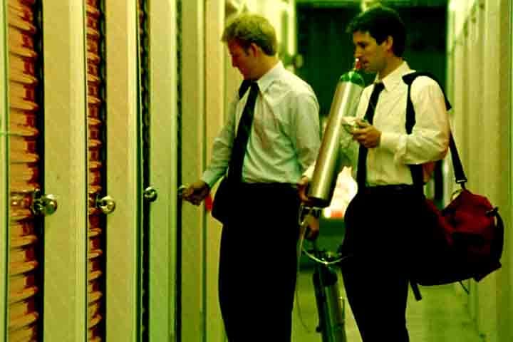 O segundo filme da lista é mais recente, de 2004, intitulado "Primer". É uma produção independente, dirigida por Shane Carruth, famosa por sua abordagem realista dos paradoxos de viagem no tempo. 