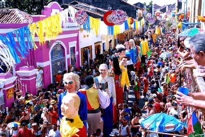 <p>O reconhecimento do Brasil como um dos países mais alegres reforça a importância do turismo cultural e das manifestações populares na construção de sua imagem global. Segundo o estudo, experiências vividas por turistas em festas tradicionais, praias e grandes celebrações influenciam diretamente essa percepção positiva. O Carnaval, realizado em diferentes estados, e as festividades de fim de ano em cidades conhecidas internacionalmente foram citados como exemplos de momentos que expressam essa