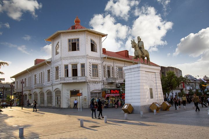 Rasht fica localizada próxima ao Mar Cáspio, e tem uma forte tradição culinária e cultural, herdada dos persas.