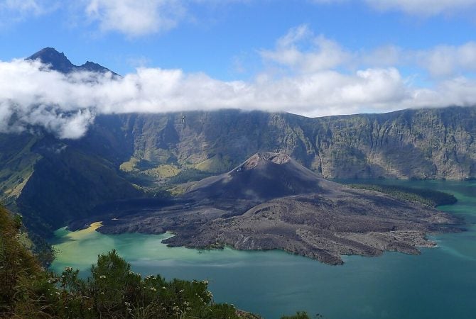 Mais um turista cai no Monte Rinjani, onde brasileira morreu na Indonésia