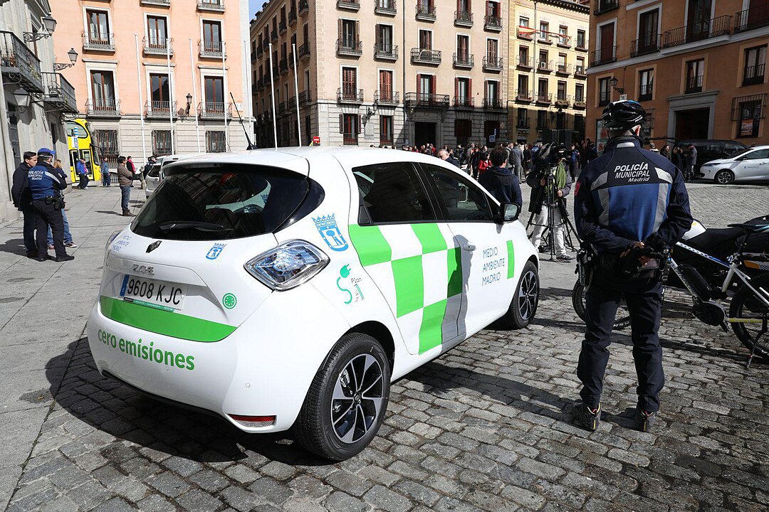 Um dos policiais contou que o cheiro era "quase insuportável" e lembrava "frutos do mar podres". A polícia também encontrou oito freezers cheios de alimentos sem identificação, guardados dentro de um banheiro.-Diario de Madrid - wikimedia commons