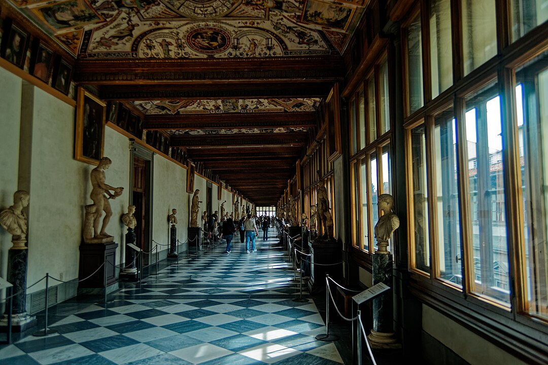 A Galeria Uffizi foi criada em 1581 em Florença, Itália, por ordem de Francesco I de Medici para abrigar os escritórios administrativos e sua coleção de arte. -Txllxt TxllxT - wikimedia commons