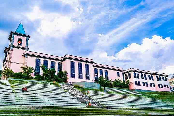 Outro ponto de interesse é a Igreja Matriz de São Gonçalo, construção que preserva elementos da arquitetura colonial e integra o patrimônio histórico do município.