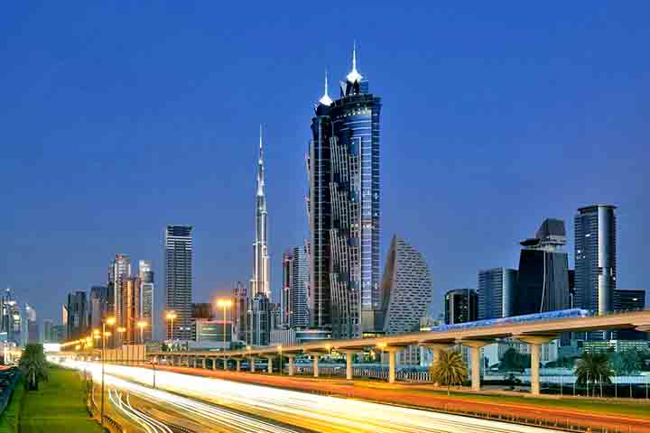 O complexo do JW Marriott Marquis é formado por duas torres gêmeas, cada uma com 355 metros. Inaugurado em 2012, os prédios abrigam mais de 1.600 quartos e são voltados ao turismo de negócios.