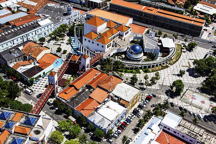 No coração da cidade, o Centro Dragão do Mar de Arte e Cultura se destaca como um polo vibrante da produção cultural cearense. Com programação variada e acessível, o complexo reúne museus, cinema, planetário, teatro e espaços abertos para exposições e apresentações.