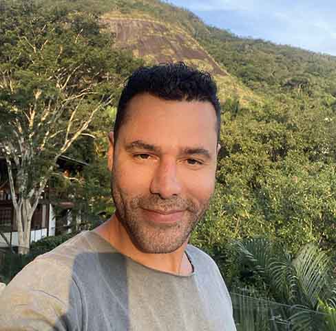 Em entrevista ao “F5”, da Folha de S.Paulo, por ocasião do mês do orgulho LGBTQIA+, o ator também revelou como foi a aceitação de sua família diante do fato de não ser hétero. 
