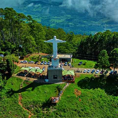 Situado no topo da Serra de SÃ£o Domingos, o Parque do Cristo abriga o famoso Cristo Redentor de PoÃ§os de Caldas, que rende uma vista panorÃ¢mica da cidade. O local Ã© acessÃ­vel por telefÃ©rico, trilhas ou carro, e Ã© muito procurado para contemplaÃ§Ã£o, fotos e passeios ao ar livre.