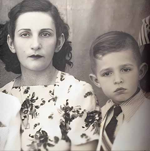 Neto de um poeta e violeiro, logo na infância Alceu se interessou por música. Com apenas 10 anos, ele mudou-se para Recife, onde desenvolveu sua relação com os sons brasileiros. Cinco anos mais tarde, ganhou seu primeiro violão.

