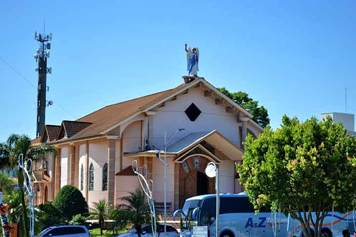 Durante o dia, a luz natural atravessa os vitrais e se mistura ao brilho das pedras, criando um ambiente místico e sereno. A torre da igreja permite uma visão privilegiada da cidade.