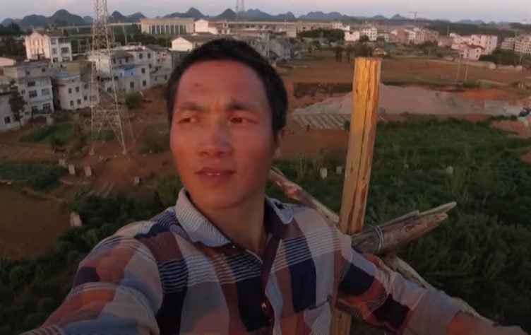 Chinês constrói 'torre estranha' que é comparada à filme e vira atração turística