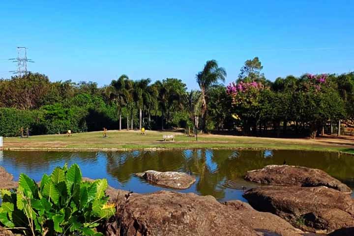 Além da infraestrutura, a cidade atrai moradores pelo sossego, acolhimento e lazer, como o Parque Ecológico, cartão-postal local.