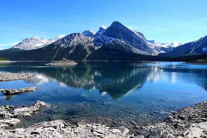 Entender as diferenças ajuda a interpretar melhor a geografia. O lago é uma grande massa de água continental, geralmente com maior profundidade e volume. Ele pode ser alimentado por rios, chuvas ou nascentes e, em alguns casos, possui saída de água. Exemplos incluem o Lago Baikal e o Lago Superior (foto), ambos com dimensões impressionantes.