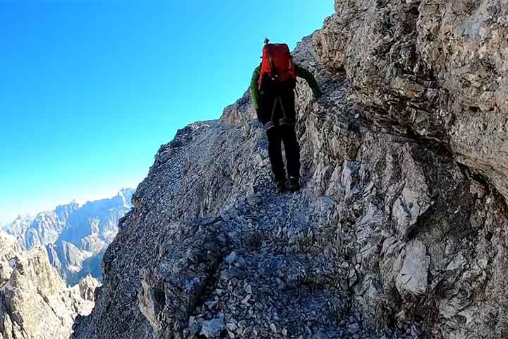 A trilha mais conhecida até o abrigo é a Via Ferrata Ivano Dibona, considerada uma das rotas mais difíceis dos Alpes. 