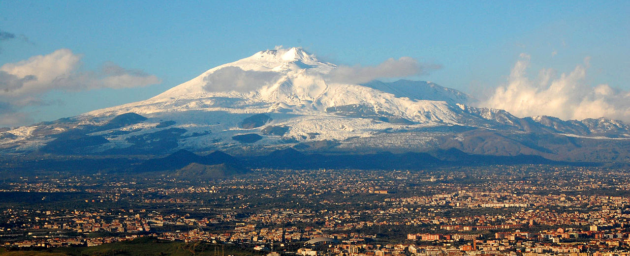 Cerca de 900 mil pessoas vivem nas proximidades do Etna, na região metropolitana da Catania, que é a segunda maior cidade da Sicília. Sua atividade costuma ser monitorada de forma rigorosa, para que haja tempo de evacuação em caso de uma erupção potencialmente trágica. -BenAveling  wikimedia commons