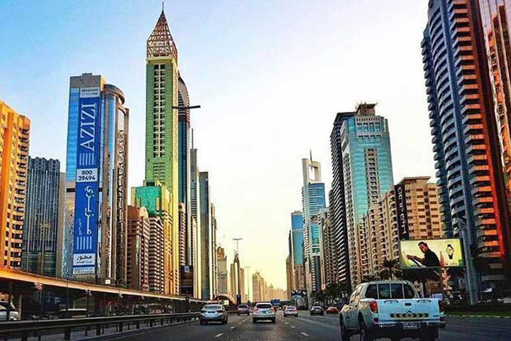 Com 356 metros, o Gevora Hotel detém o título de hotel mais alto do mundo. Inaugurado em 2018 na Sheikh Zayed Road, ele oferece 528 quartos distribuídos em 75 andares. No quesito prédios, fica na nossa sétima posição.