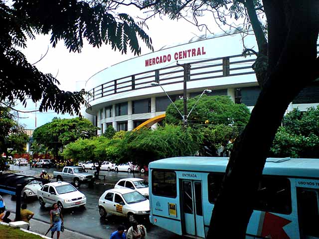 A poucos passos dali, o Mercado Central é uma verdadeira celebração dos sabores e saberes nordestinos. Fundado em 1809, o espaço cresceu ao longo das décadas e hoje abriga mais de 500 lojas distribuídas por quatro andares.