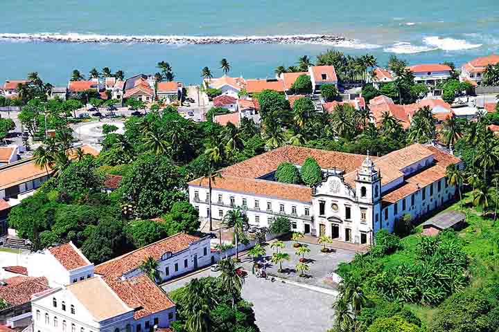 Patrimônio Mundial da UNESCO desde 1982, o Centro Histórico de Olinda impressiona com sua arquitetura colonial bem preservada. Ruas de pedra, igrejas barrocas, ateliês de arte e mirantes com vista para o mar compõem o cenário encantador. É onde fica o Mosteiro de São Bento, citado anteriormente.