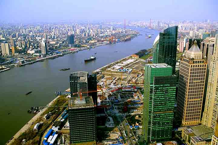O crescimento de Xangai foi impulsionado por sua localização estratégica às margens do Rio Huangpu e próximo à foz do Rio Yangtzé, o mais extenso da China. Desde o século XIX, a cidade foi um importante ponto de entrada de influências estrangeiras.