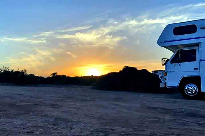 É até recomendável evitar dirigir ao amanhecer ou anoitecer para não colidir com animais e fazer paradas frequentes para descanso.