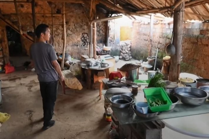 Chinês constrói 'torre estranha' que é comparada à filme e vira atração turística