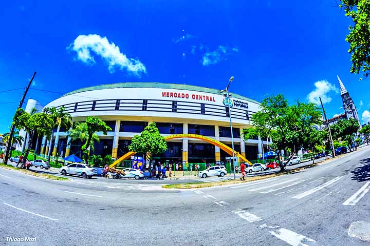 Ali, o visitante encontra desde bordados e rendas até cachaças artesanais, castanhas e lembranças típicas. É um passeio indispensável para quem quer levar um pouco do Ceará para casa.