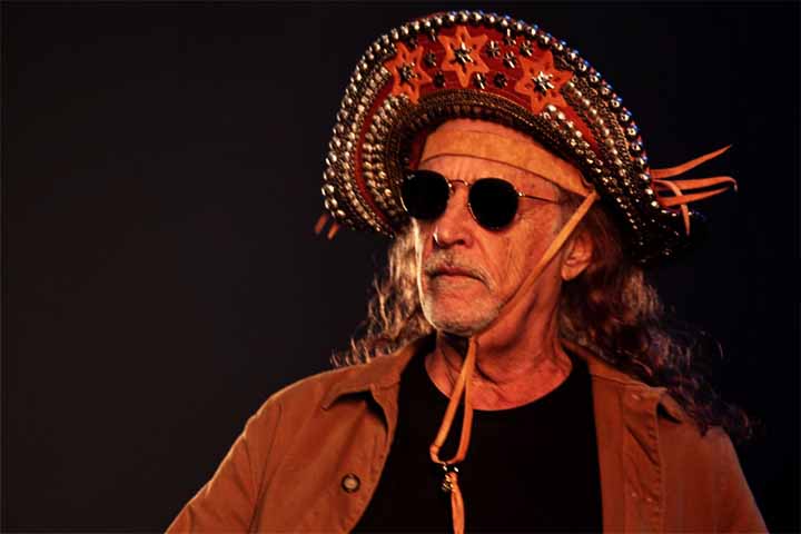 Nascido em São Bento do Una, no agreste de Pernambuco, em 01/07/1946, Alceu Paiva Valença é um cantor, compositor e instrumentista consagrado nacionalmente.
