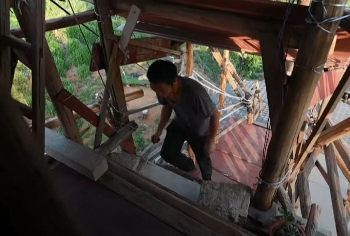 Chinês constrói 'torre estranha' que é comparada à filme e vira atração turística