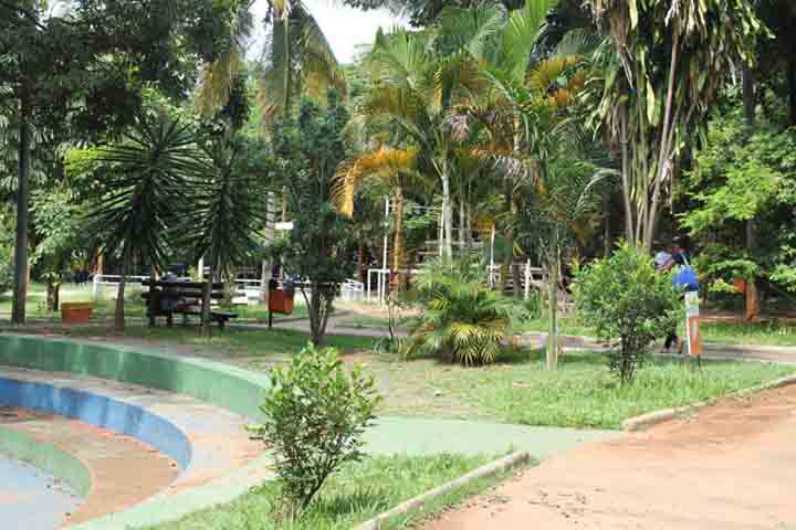 A presença de áreas verdes também compõe a paisagem urbana de Contagem. Entre os espaços de maior destaque estão o Parque Ecológico Eldorado e o Parque Sarandi.