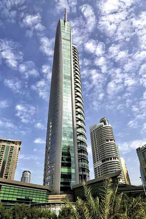 A Almas Tower é a mais alta da região de Jumeirah Lakes Towers, com 360 metros e 68 andares, aparecendo na sexta colocação. Inaugurada em 2009, é conhecida por abrigar o Dubai Multi Commodities Centre.