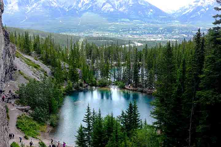 Por estar situado dentro de uma rede de parques naturais, Kananaskis têm uma intensa cultura de respeito ao meio-ambiente. 

