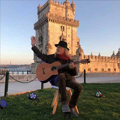 Antes de iniciar sua bem-sucedida carreira musical, Alceu Valença cursou a faculdade de Direito na capital pernambucana. Além de obter o diploma do curso em 1970, ele também chegou a trabalhar como jornalista na cidade. 
