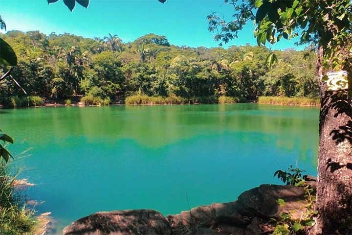 O mistério acaba alimentando lendas de que a lagoa seria um "portal para outro mundo" ou até "redemoinhos invisíveis" que engolem objetos e pessoas.

