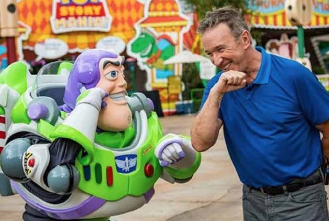 Aos 72 anos, Tim Allen volta a dublar Buzz Lightyear; novo filme sai em 2026.