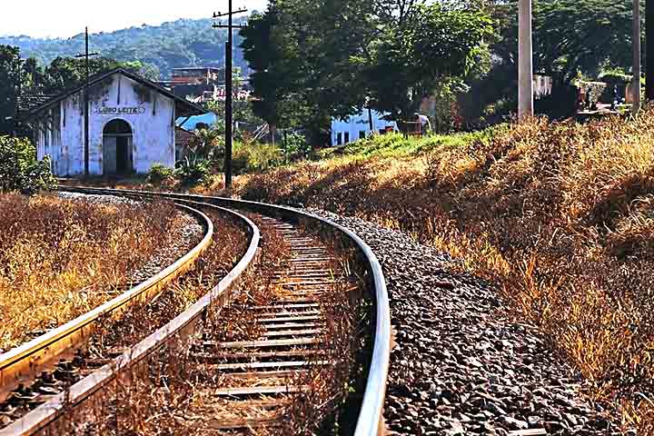 <p>As jazidas locais apresentavam menor qualidade. Mesmo assim, a cidade manteve uma importância regional, servindo como ponto estratégico no Caminho Novo, rota do transporte do ouro até o Rio de Janeiro.</p>
