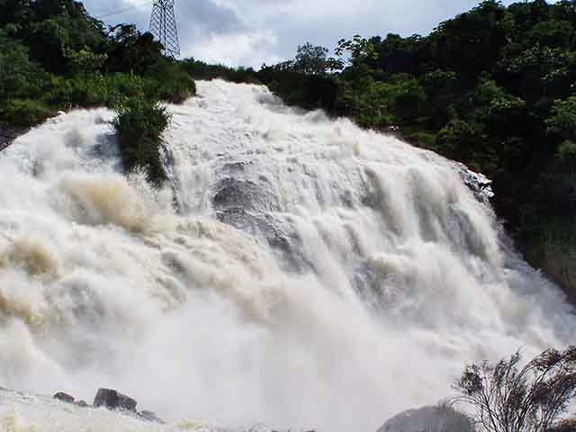 É uma excelente opção para quem gosta de natureza, caminhadas e piqueniques. A estrutura do local também permite boas fotos e momentos de relaxamento, especialmente em dias ensolarados. Fica nos arredores da cidade, com acesso facilitado.