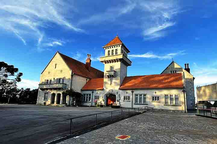 A cidade também reserva atrações culturais de peso. O Palácio Boa Vista, residência oficial de inverno do governador de São Paulo, oferece visitas guiadas e abriga um acervo impressionante de mais de 4 mil obras de arte.
