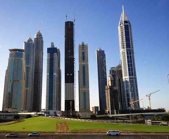 Medindo 393 metros, o 23 Marina é um dos primeiros arranha-céus ultra-altos da cidade a explorar o conceito de "penthouses suspensas". Inaugurado em 2012, combina apartamentos de luxo com elevadores privativos em algumas unidades.