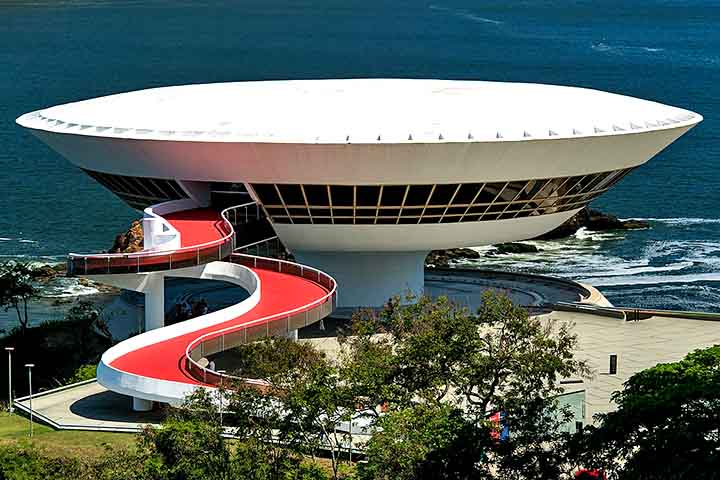 Assim, as linhas fluidas de Niemeyer refletem a herança do design brasileiro, que o transforma em ponto de encontro para cultura e turismo. Ele oferece visitas virtuais e exposições on-line, que visa expandir o alcance do museu. 