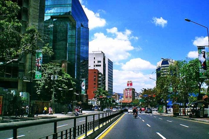 Curiosamente, esse roteiro já foi ainda mais extenso no passado - Viagem de ônibus mais longa do mundo - Guillermo Ramos Flamerich/Wikimédia Commons