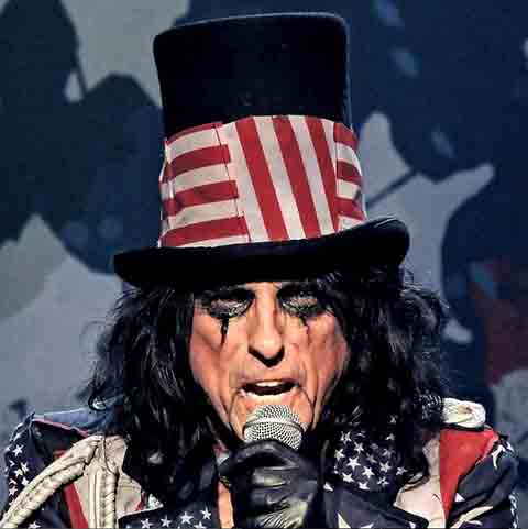 Nos anos 1970, ele ficou famoso pelas performances roqueiras originais, que impactavam e chocavam com sua estética as plateias, especialmente pelo visual gótico e as letras desbocadas.  
-Reprodução do Instagram@alicecooper