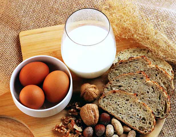 A alergia ao leite é comum, especialmente em crianças, e pode ser causada pela proteína presente quando esse alimento é oriundo da vaca. Com o ovo é da mesma forma, que pode ser causada pela proteína da clara.