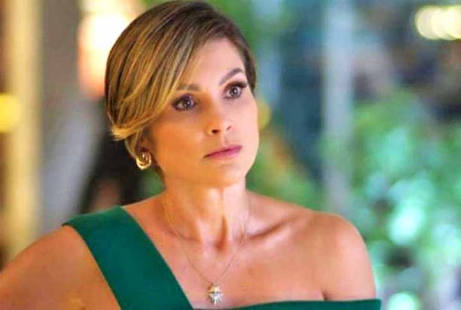Flávia Alessandra faz 51 anos e relembra erro do passado em podcast