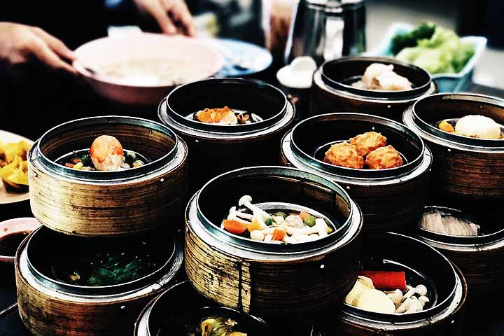 Dim sum é tradicionalmente consumido no café da manhã e almoço, especialmente na culinária cantonesa. É uma refeição composta por pequenos pratos de petiscos, geralmente pães e bolinhos, servidos com chá chinês.