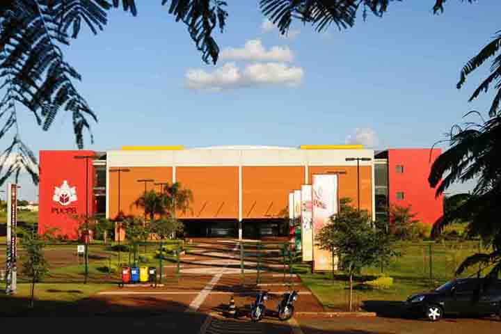 Essa vocação para a educação se reflete também nas escolas de ensino básico. A cidade possui uma ampla rede de colégios públicos e privados, com diferentes metodologias de ensino, incluindo propostas bilíngues e abordagens pedagógicas mais inovadoras.
