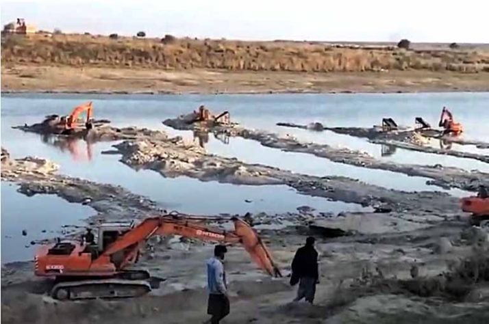 Mais de 64 toneladas de ouro é descoberta no Rio Indo, próximo à cidade de Attock, Paquistão ´courtesia de Sabir Hussain