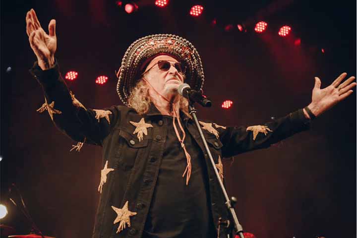 Sua obra funde ritmos nordestinos tradicionais, tais como baião, frevo e toada, com rock. As letras possuem forte carga poética e influência dos cantadores da região.

